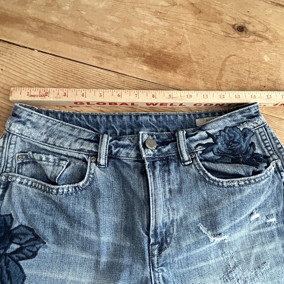 ALLSAINTS Pam Rose Embroidered Cutoff Denim Shorts Size 27 - Picture 8 of 9